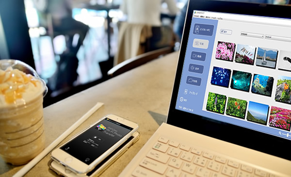 カフェでスマートフォン2台とパソコンを広げている画像